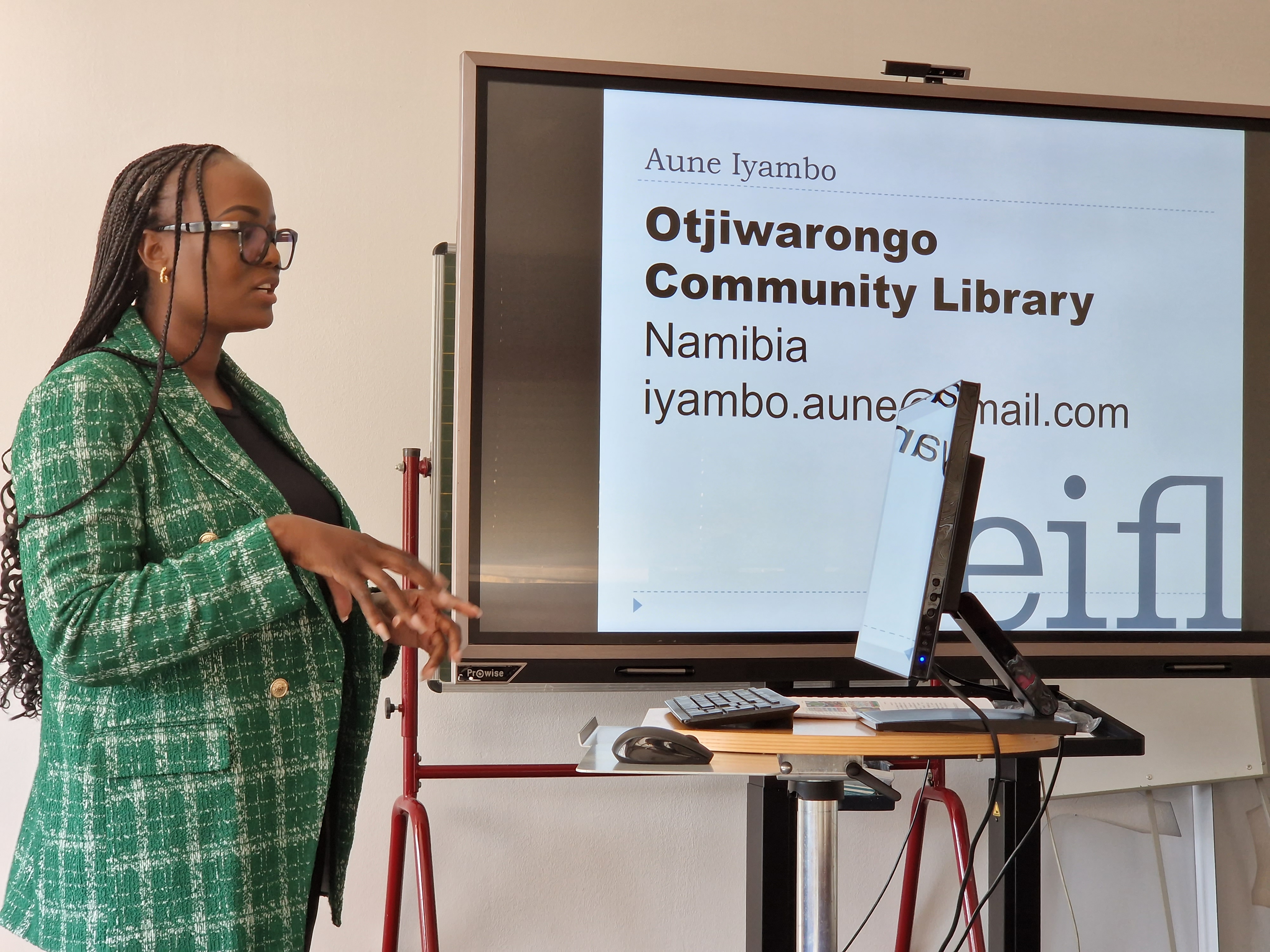 Knowledge exchange - Aune Ndapewa Naambo shares information about Otjiwarongo community library in Namibia with librarians at Cologne City Library.