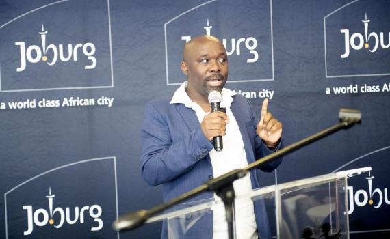Jeff Nyoka, eLearning Manager of Johannesburg City Libraries in South Africa, presenting at an event.
